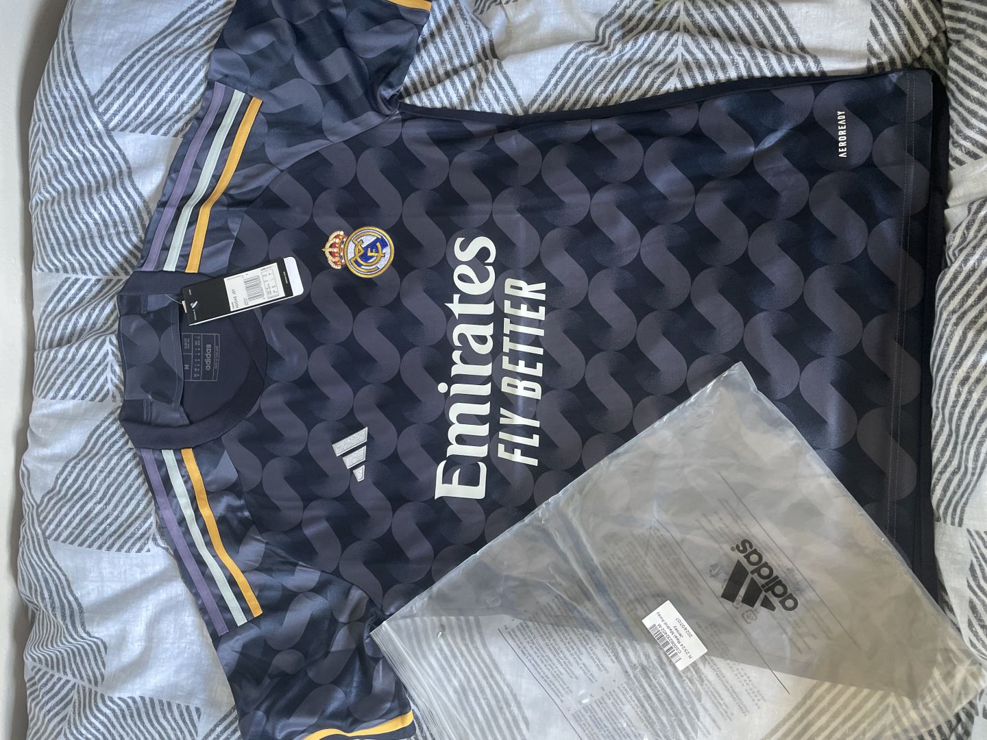 Real Madrid Away Soccer Jersey 2023/24 photo review